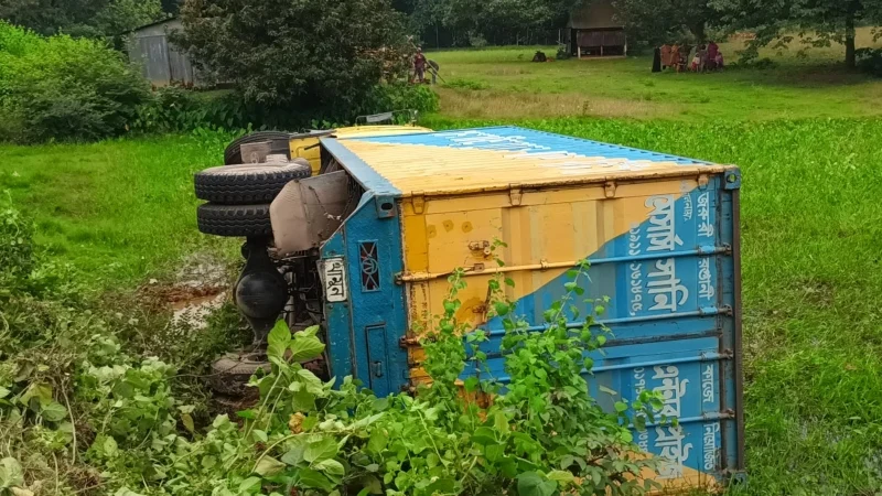 গাজীপুরে কাভার্ডভ্যান-সিএনজি সংঘর্ষে নিহত ৩